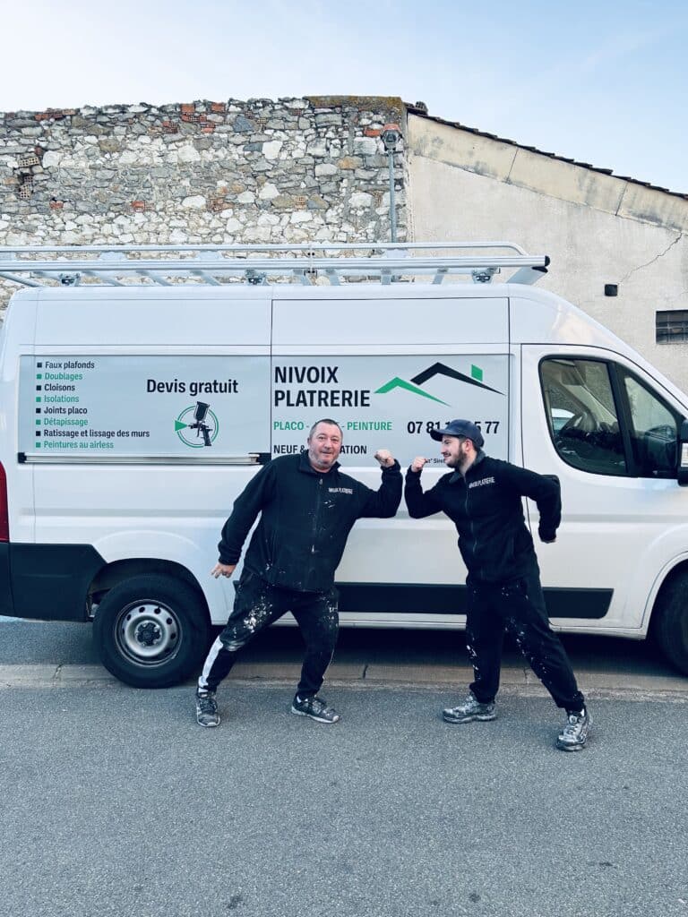 Nivoix Plâtrerie : Devis Gratuit pour Placo et Peinture Deux artisans de Nivoix Plâtrerie, souillés de plâtre, font un geste de force devant leur camionnette blanche, avec la liste des services : Devis gratuit.